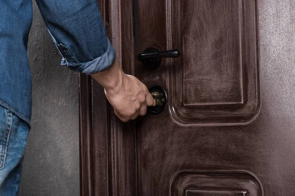 Homme ouvrant la porte — Photo de stock