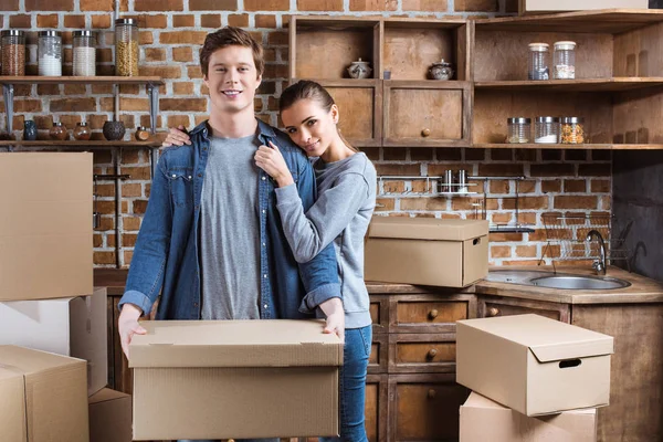 Casal feliz na nova casa — Fotografia de Stock