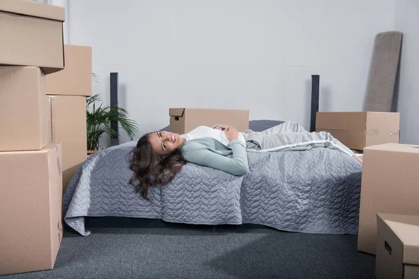Женщина лежит на кровати дома — стоковое фото