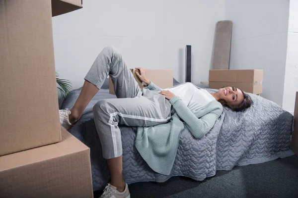 Mujer acostada en la cama en casa - foto de stock