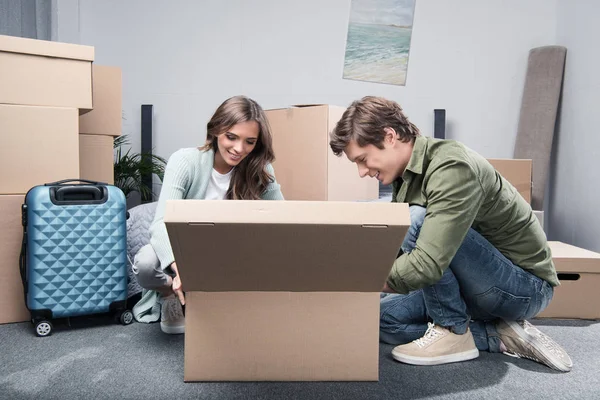 Casal desembalar coisas em casa nova — Fotografia de Stock