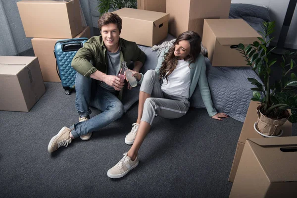 Couple avec boissons à la nouvelle maison — Photo de stock