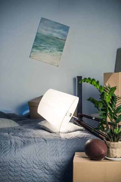 Lâmpada de assoalho decorativa na cama — Fotografia de Stock