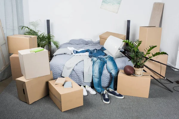 Sala llena de cajas de cartón - foto de stock