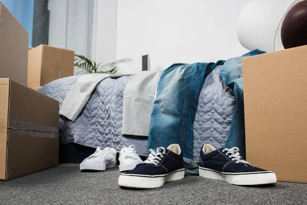 Ropa casual en la cama — Stock Photo