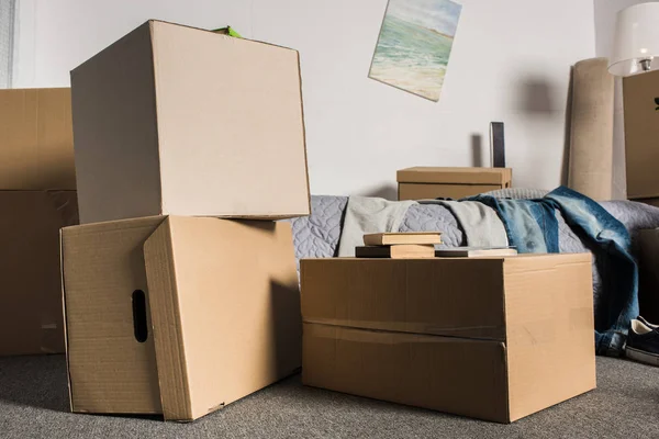 Boîtes en carton dans la chambre — Photo de stock