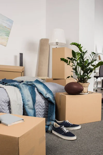 Sala llena de cajas de cartón - foto de stock