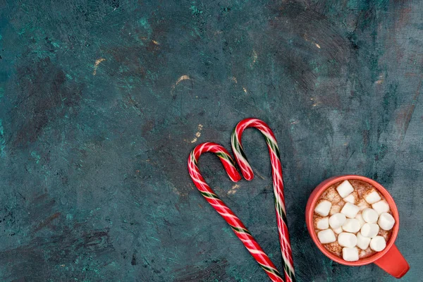 Chocolat chaud avec guimauves et cannes à bonbons — Photo de stock