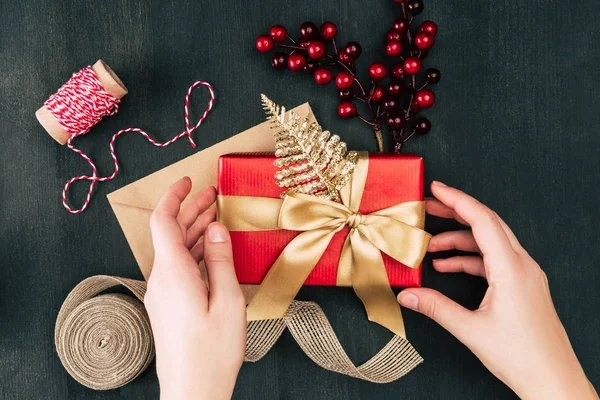 Noël présent dans les mains — Photo de stock