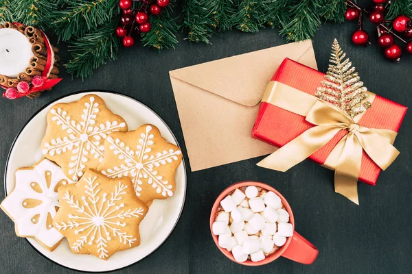 Cadeau de Noël et biscuits — Photo de stock