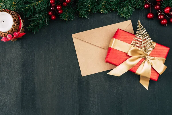 Cadeau et enveloppe de Noël — Photo de stock