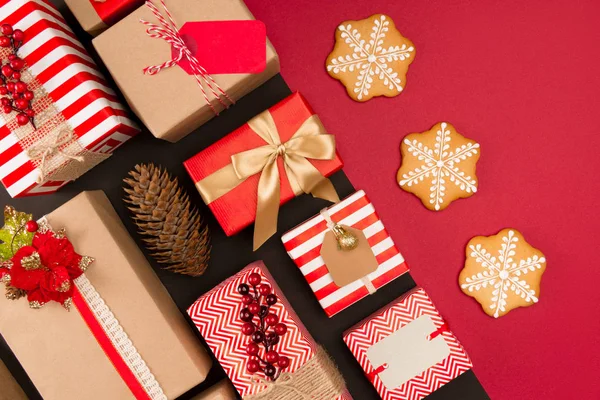 Cadeaux de Noël et biscuits — Photo de stock