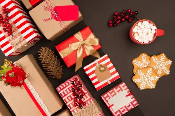 Regalos de Navidad y dulces — Stock Photo