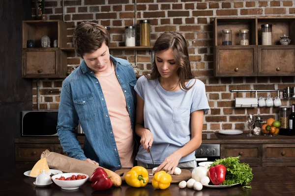 Couple cooking dinner at home — Stock Photo