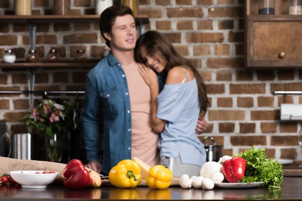 Paar umarmt sich in Küche — Stockfoto