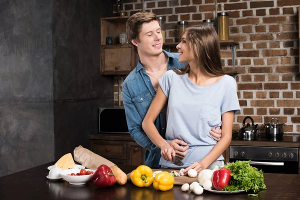 Cuisine en couple dîner à la maison — Photo de stock