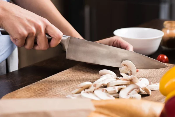 Femme coupant des champignons — Photo de stock