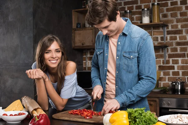 Pareja preparando la cena en casa - foto de stock