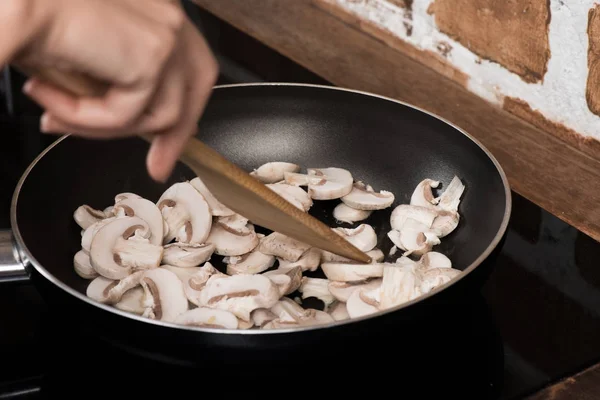 Mulher cozinhar cogumelos para o jantar — Fotografia de Stock