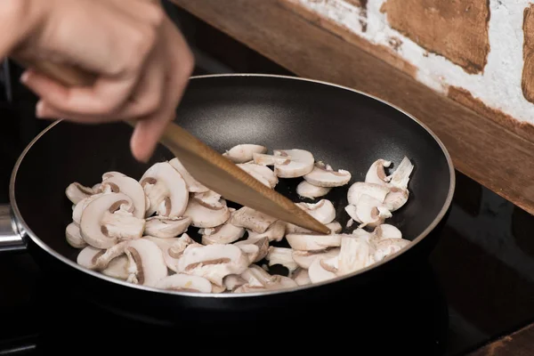 Mujer cocinar setas para la cena - foto de stock