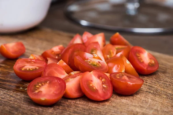 Cortar tomates cereja na tábua de corte — Fotografia de Stock
