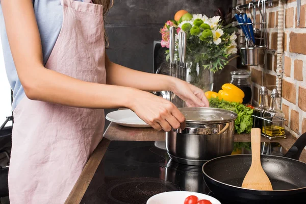 Mulher cozinhar macarrão para o jantar — Fotografia de Stock