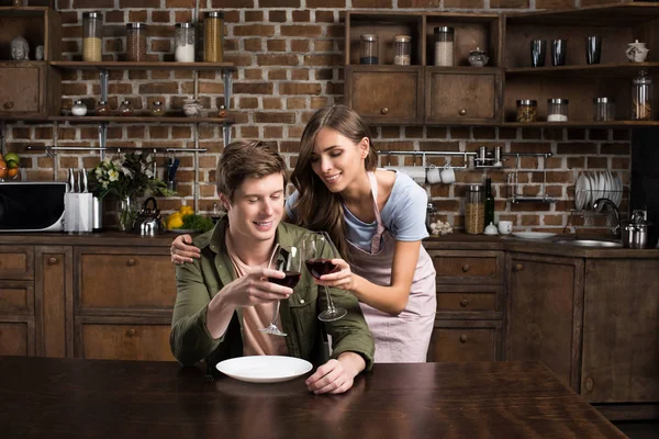 Paar klappert Gläser auf Wein — Stockfoto