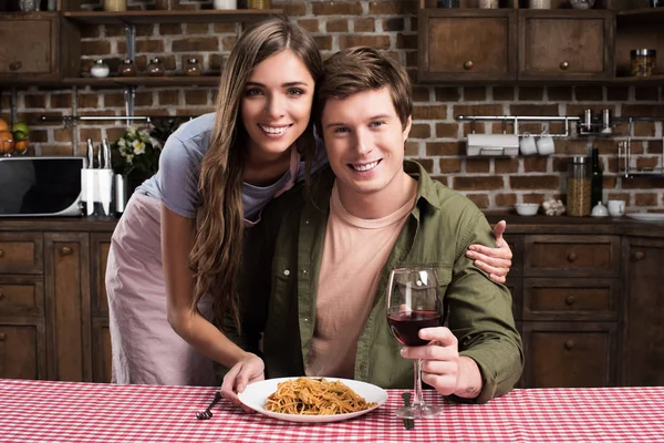 Mujer sirviendo cena para novio - foto de stock