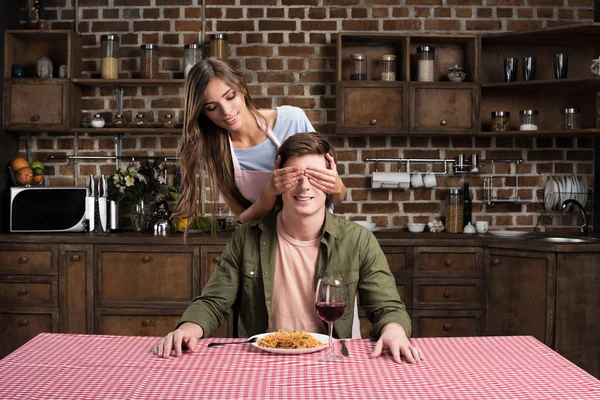 Mujer haciendo sorpresa cena para novio - foto de stock
