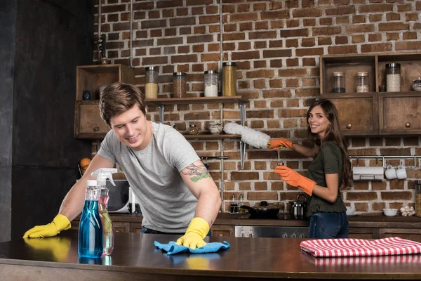 Pareja limpieza cocina juntos - foto de stock