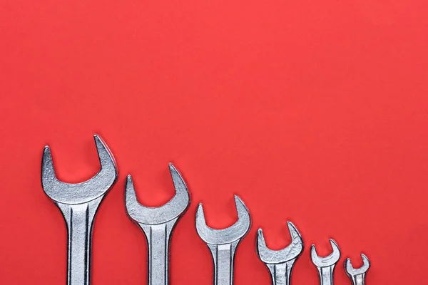 Line of different-sized wrenches — Stock Photo