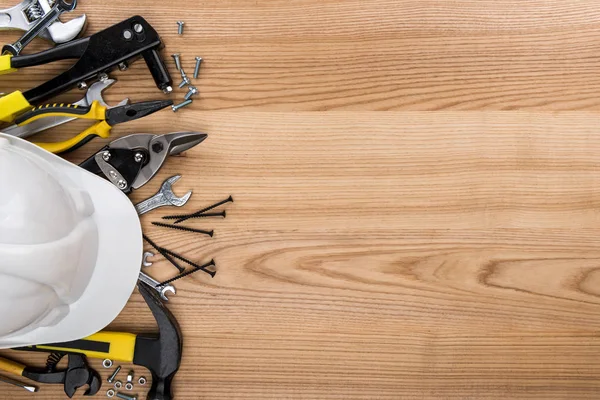 Divers outils de réparation et hardhat — Photo de stock