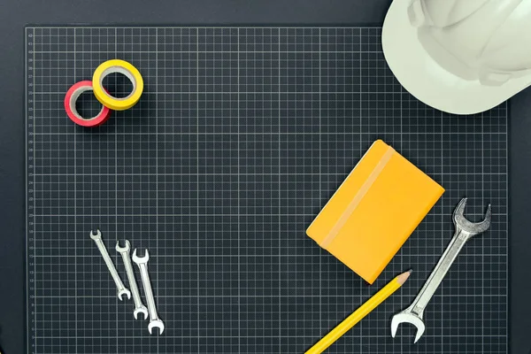 Caderno e ferramentas sobre papel gráfico — Fotografia de Stock