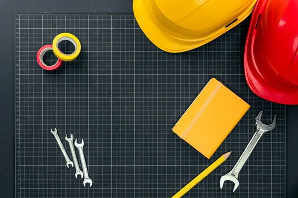 Outils et hardhats sur papier graphique — Photo de stock