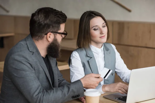 Partenaires commerciaux ayant une conversation — Photo de stock