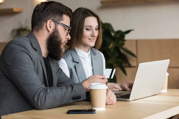 Partenaires commerciaux ayant une conversation — Photo de stock