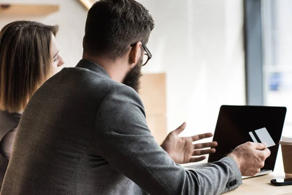 Geschäftsleute mit Kreditkarte schauen auf Laptop — Stockfoto