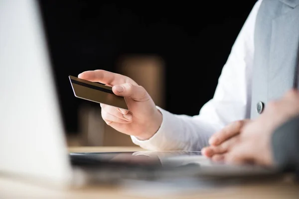 Mujer con tarjeta de crédito - foto de stock