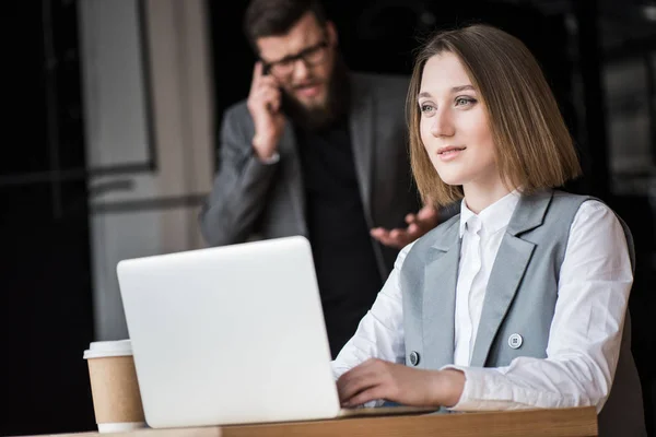 Бизнесвумен, работающая с ноутбуком — Stock Photo