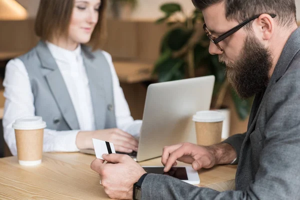 Partenaires commerciaux coworking dans le café — Photo de stock