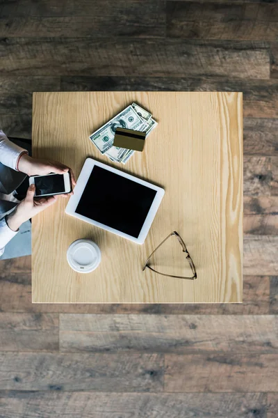 Femme d'affaires utilisant un smartphone dans un café — Photo de stock