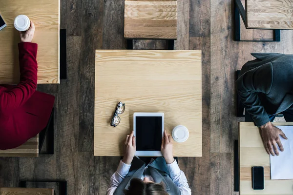 Femme d'affaires ayant une pause café — Photo de stock