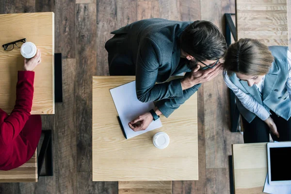 Businesspeople gossiping in cafe — Stock Photo