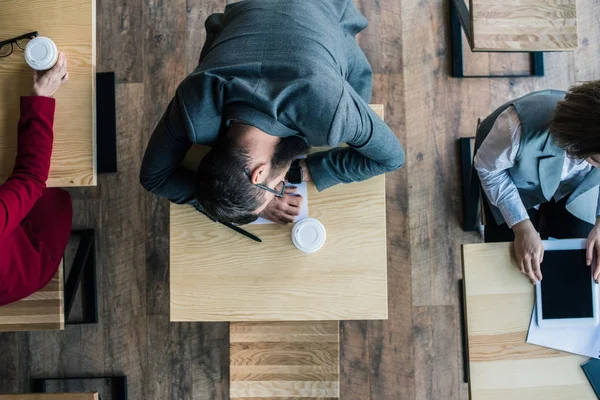 Hombre de negocios durmiendo en el café - foto de stock