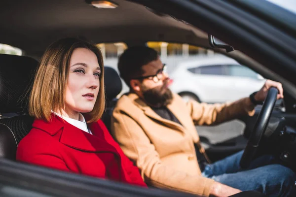 Casal equitação carro — Fotografia de Stock