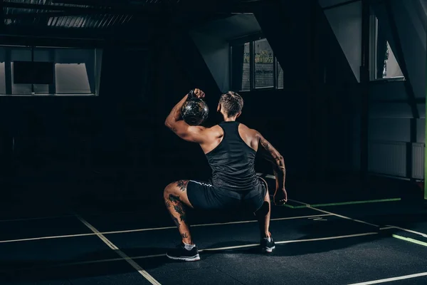 Esportista levantando kettlebell — Fotografia de Stock