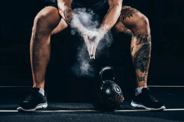 Sportsman applying talcum to hands — Stock Photo