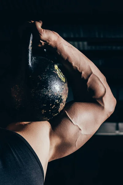 Desportista segurando kettlebell — Fotografia de Stock