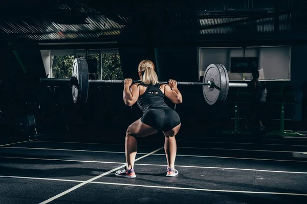 Sportlerin beim Hantelheben — Stockfoto