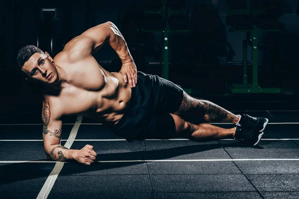 Sportsman doing side plank — Stock Photo